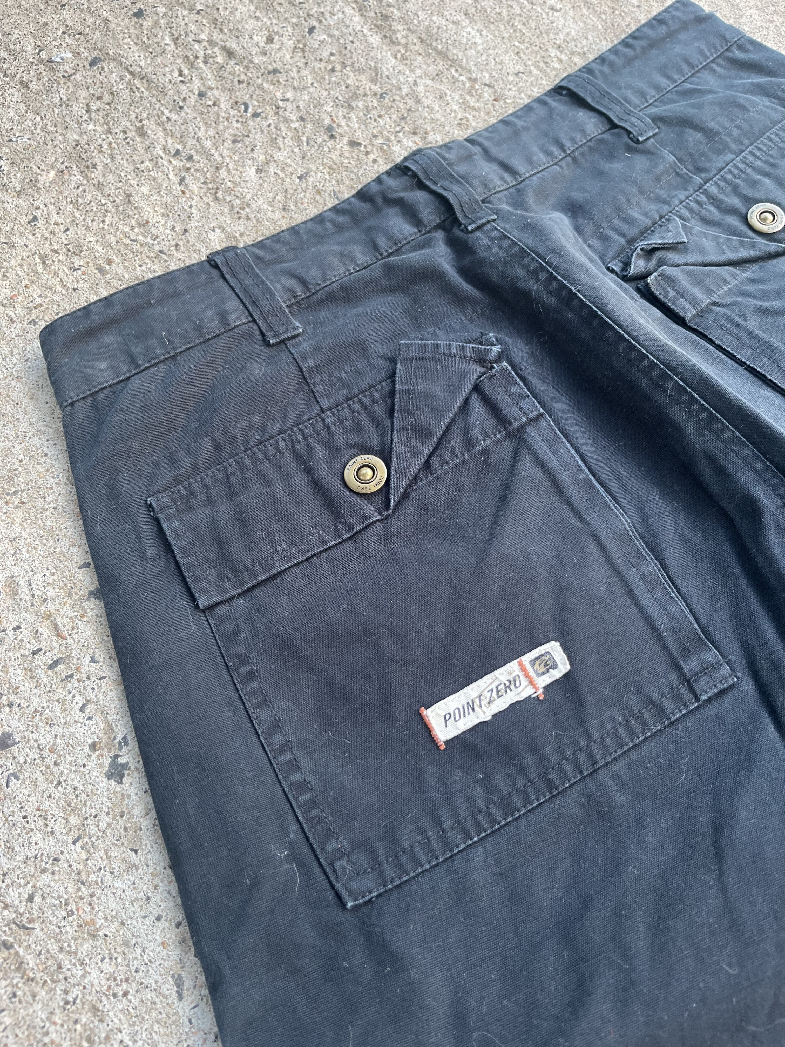 Vintage Y2K Baggy Black Point Zero Cargo Shorts (W34)
