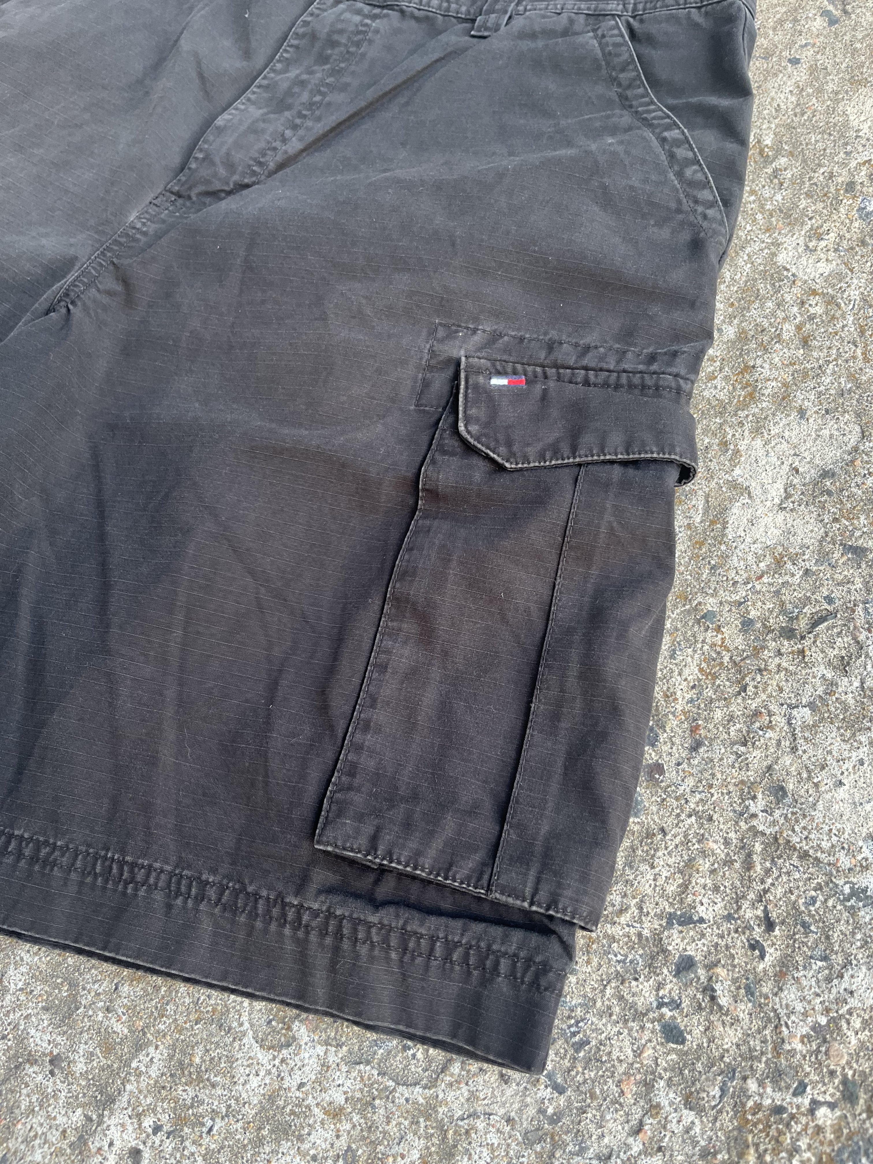 Vintage Y2K Baggy Black Tommy Hilfiger Cargo Shorts (W34)