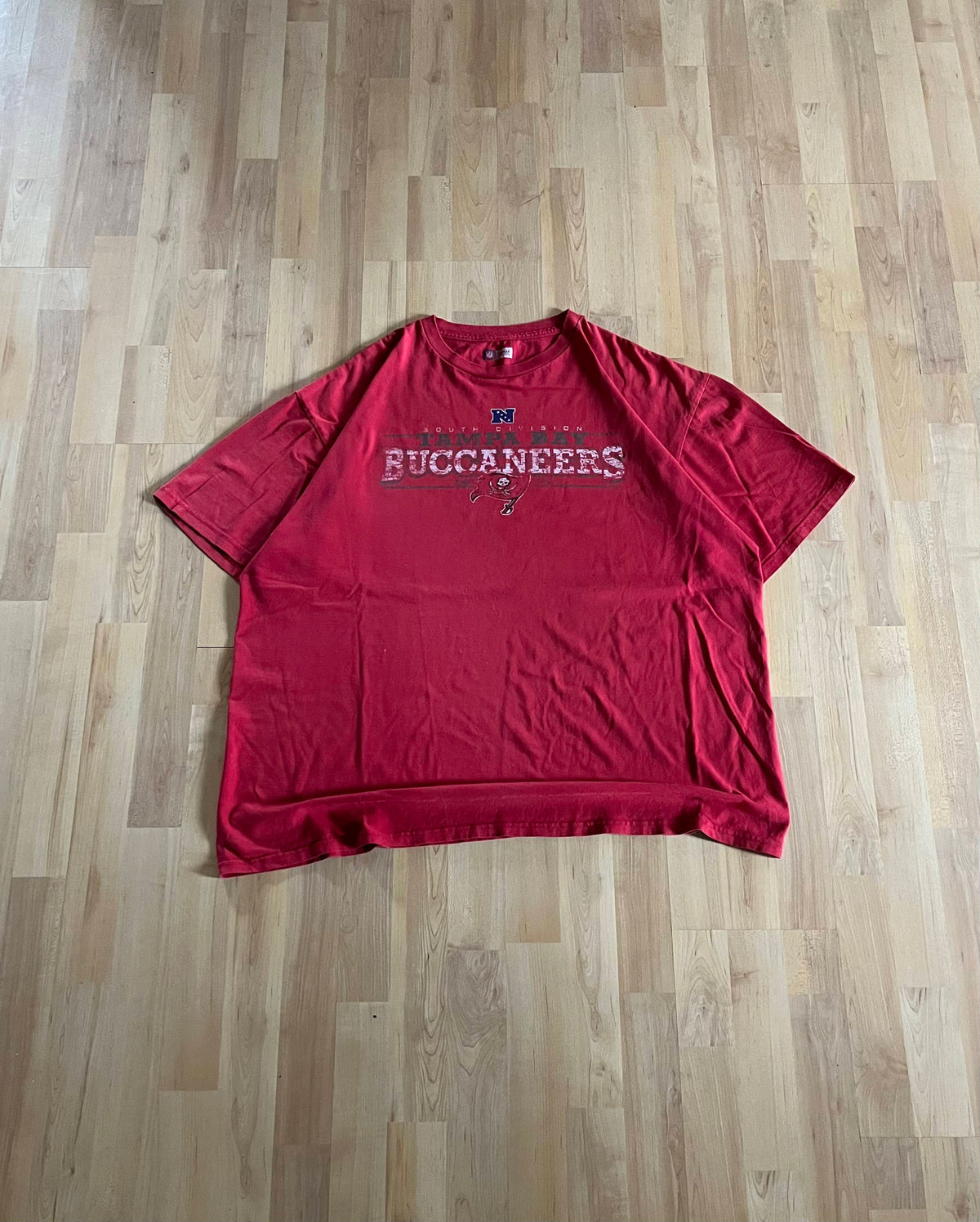 00s Red Retro Tampa Bay Bucaneers Graphic NFL Heavyweight T-Shirt (XXL)