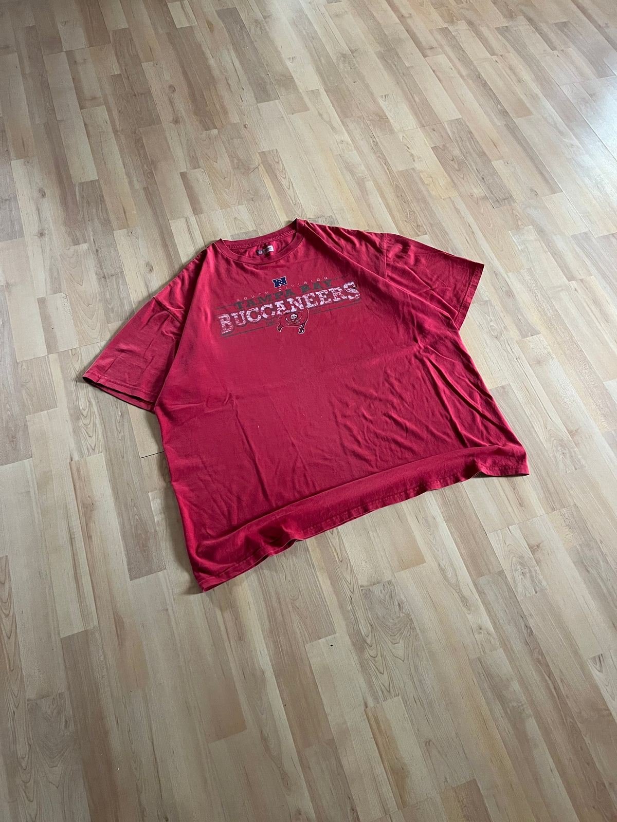 00s Red Retro Tampa Bay Bucaneers Graphic NFL Heavyweight T-Shirt (XXL)