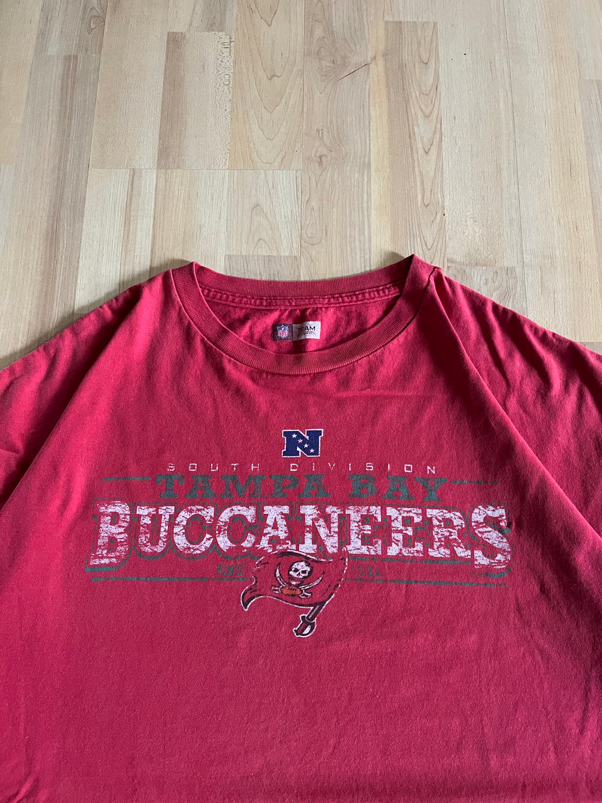 00s Red Retro Tampa Bay Bucaneers Graphic NFL Heavyweight T-Shirt (XXL)