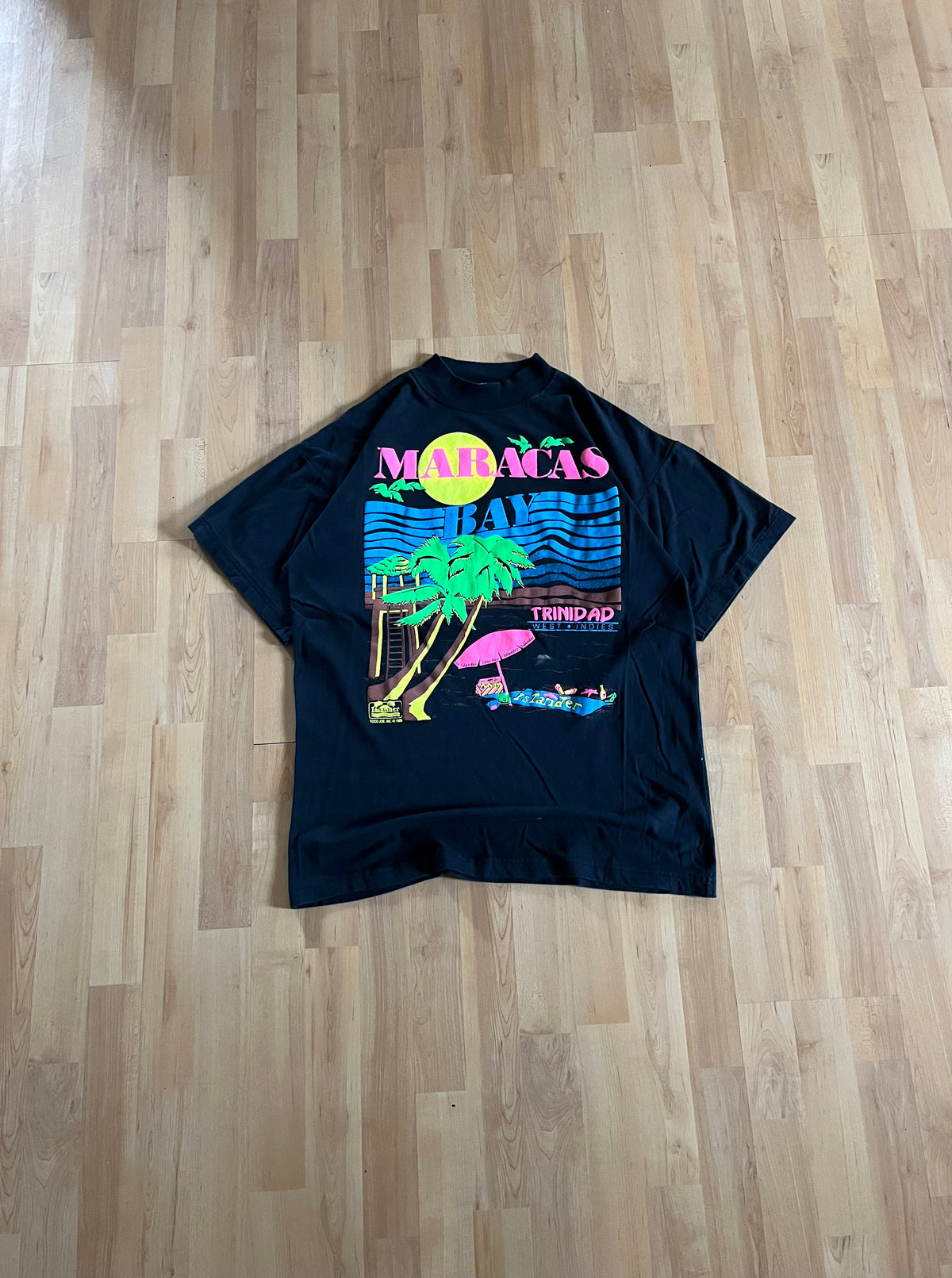 1989 Black Maracas Bay Trinidad West Indies Graphic T-Shirt (L)