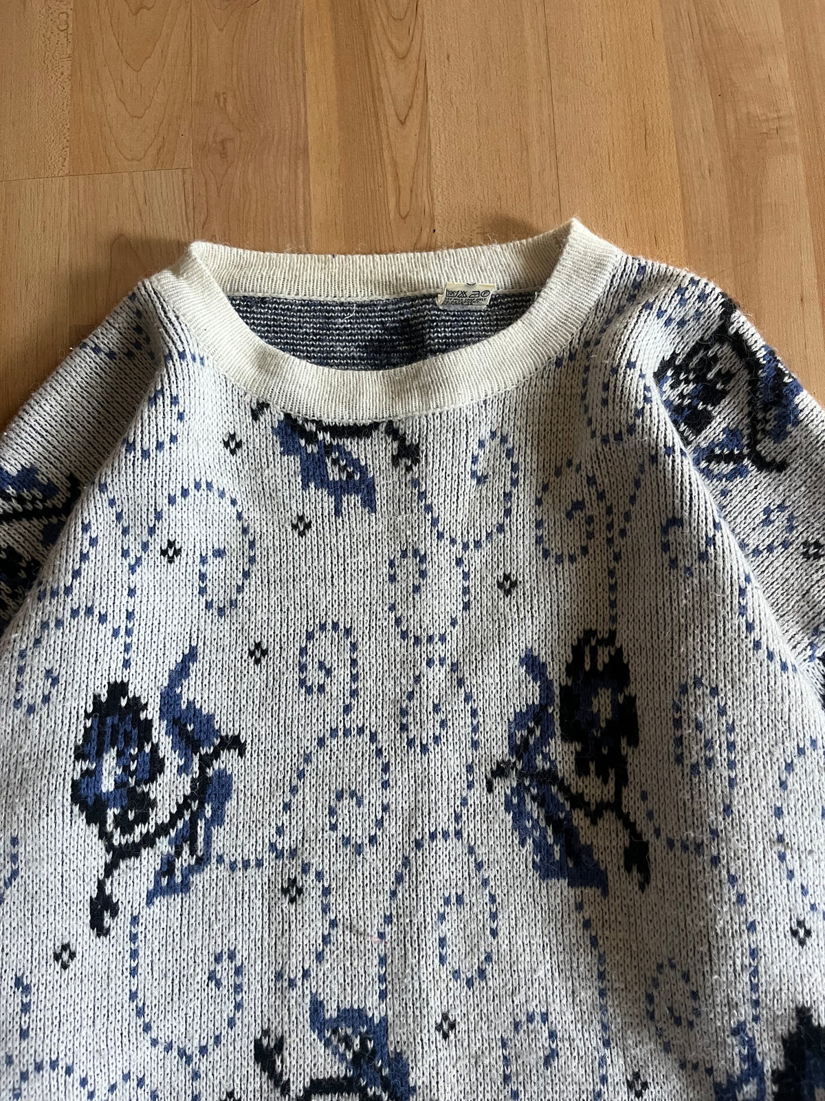 90s White & Blue Flower Pattern Knit Sweater (L)