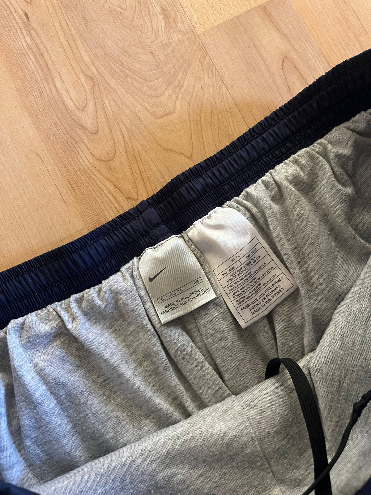 00s Navy Baggy Nike Athletic Satin Track Pants (W30)