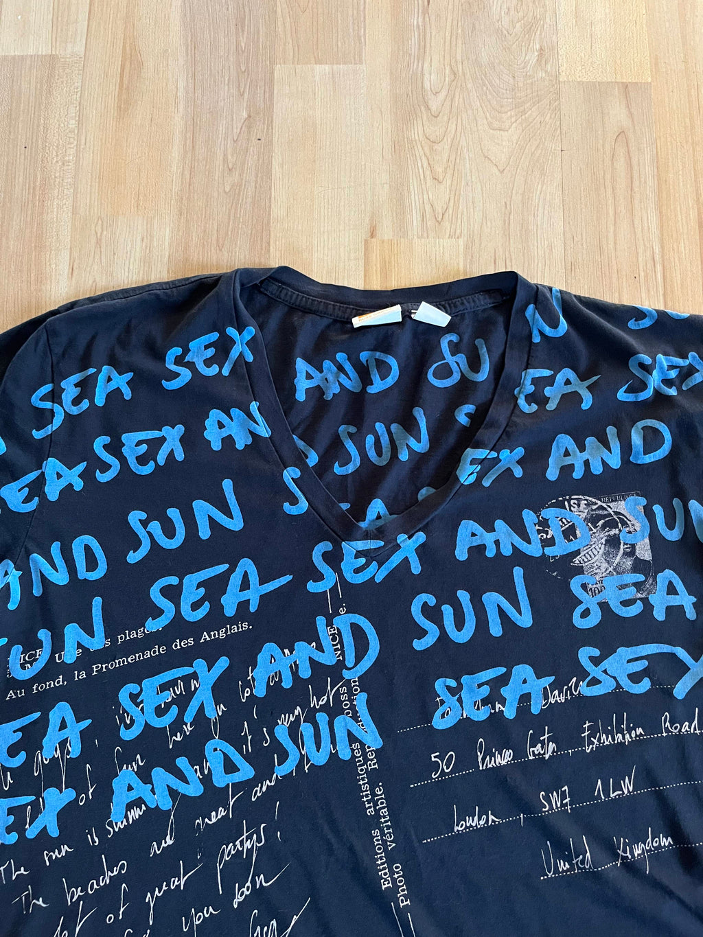 00s Black Boss Orange All Over Print Sea Sex and Sun Graphic V-Neck Tee (L)