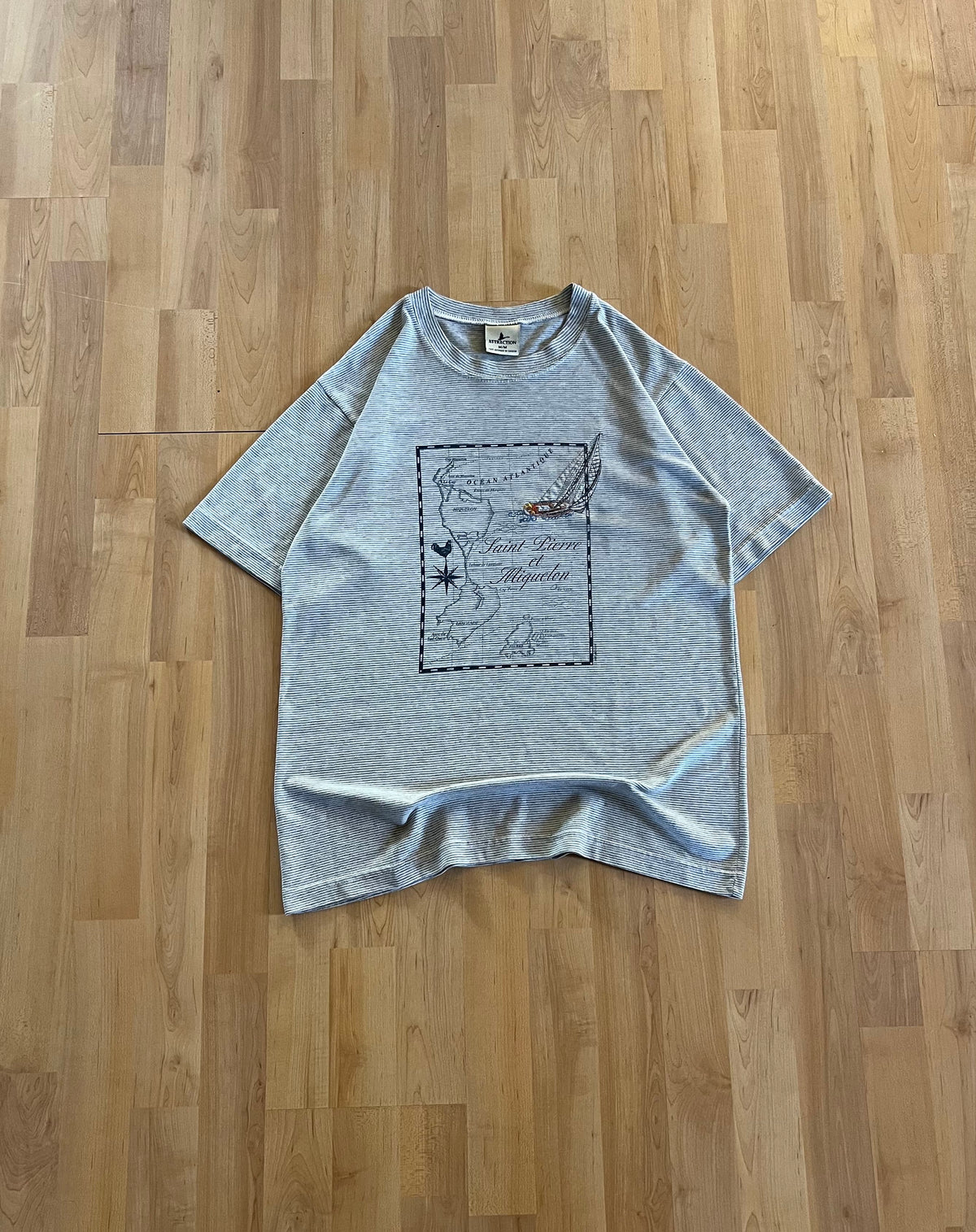00s Grey Striped Saint-Pierre & Miquelon Map Graphic Tee (M)