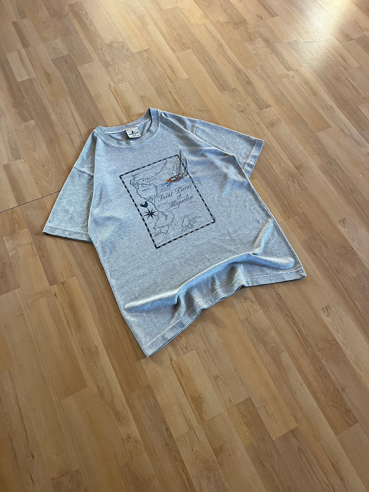 00s Grey Striped Saint-Pierre & Miquelon Map Graphic Tee (M)
