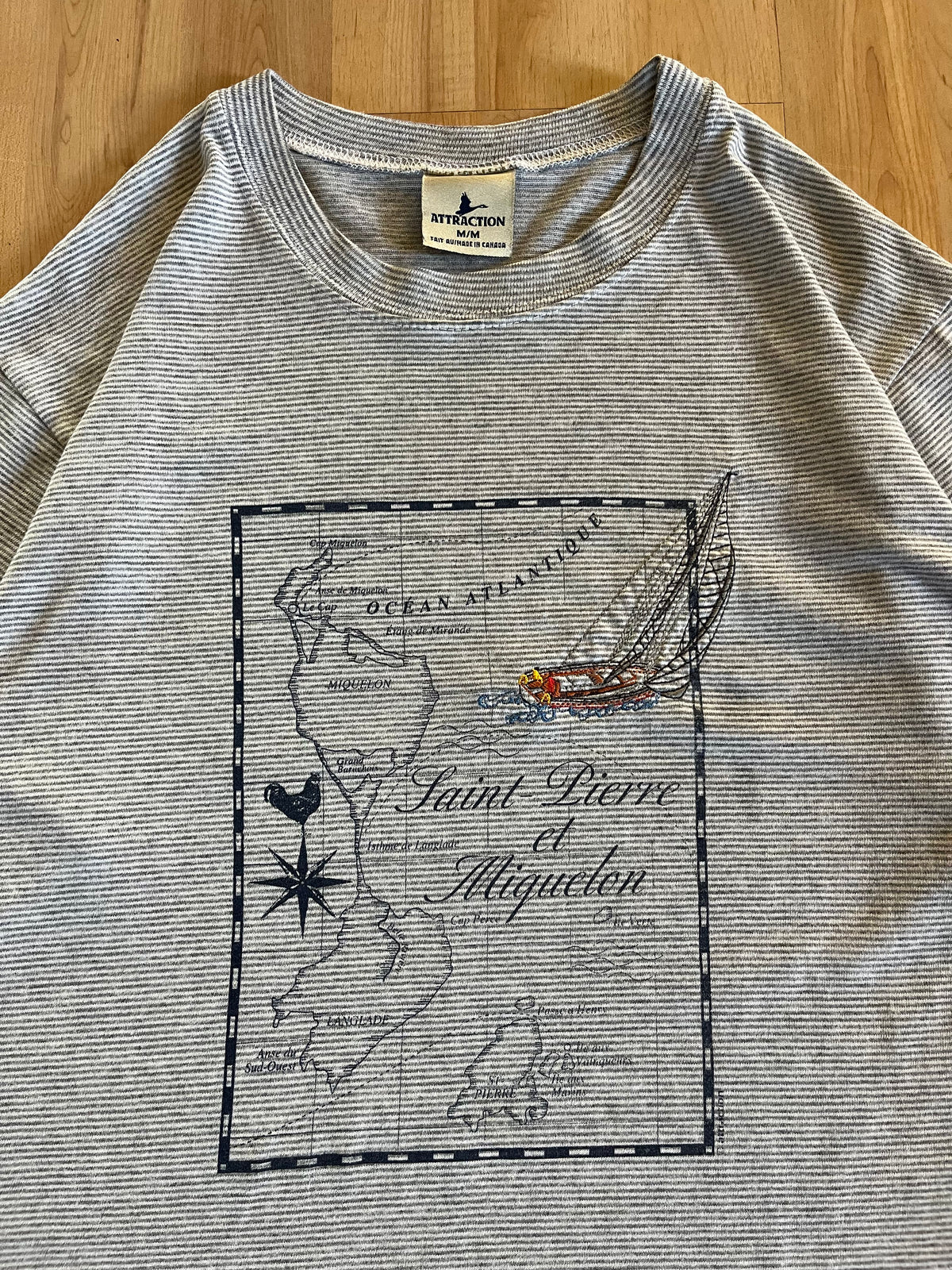 00s Grey Striped Saint-Pierre & Miquelon Map Graphic Tee (M)