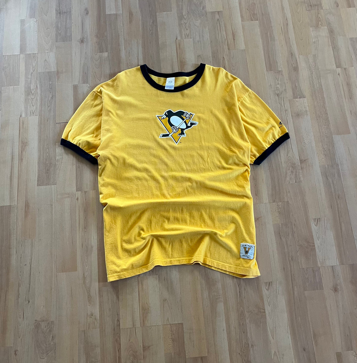 90s Yellow Retro Pittsburgh Penguins NHL Graphic Tee (XL)