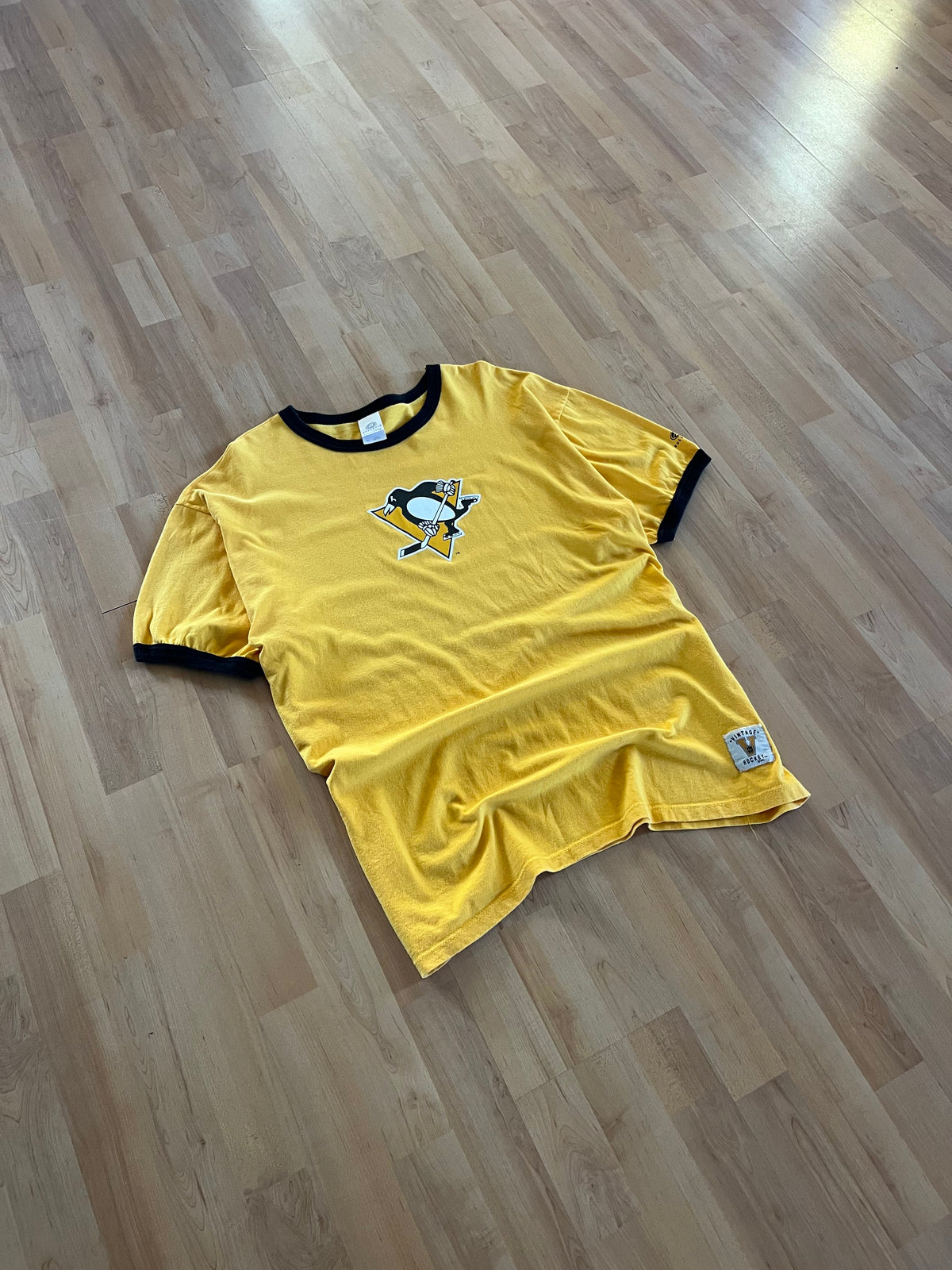 90s Yellow Retro Pittsburgh Penguins NHL Graphic Tee (XL)