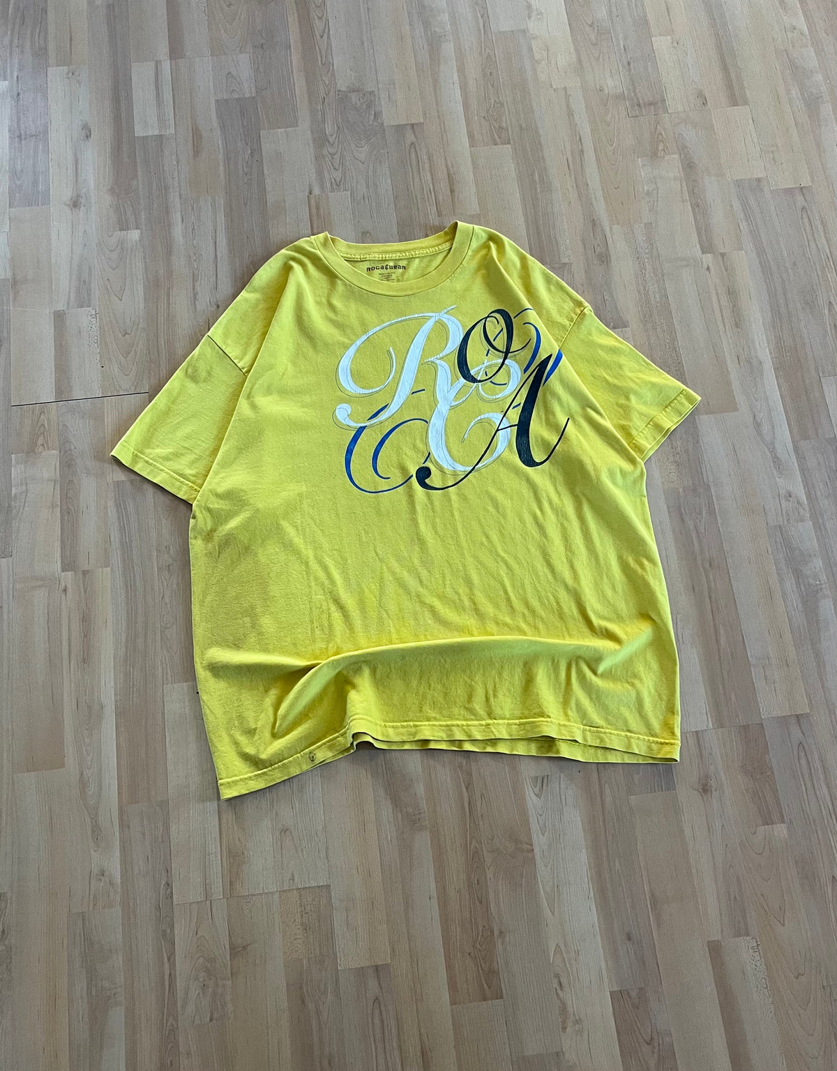 Y2K Yellow Rocawear Ornate Script Heavyweight Grapĥic T-Shirt (XXL)