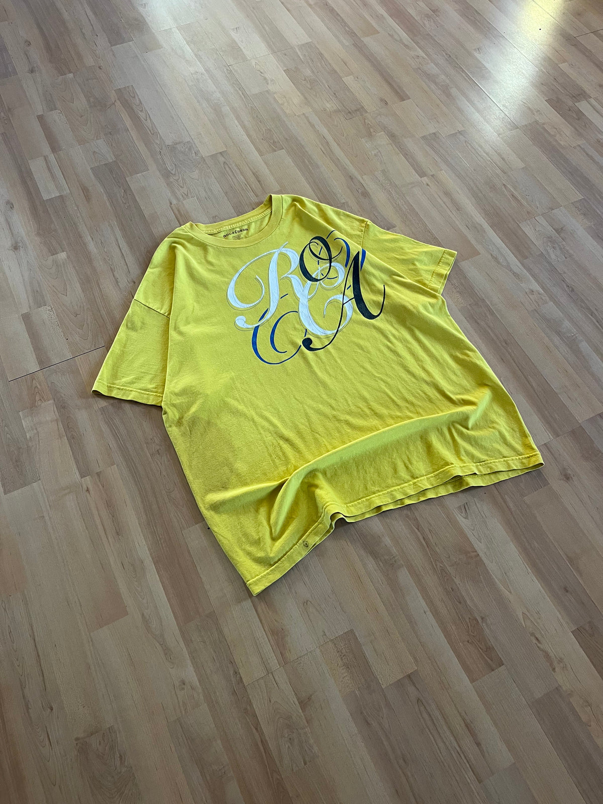 Y2K Yellow Rocawear Ornate Script Heavyweight Grapĥic T-Shirt (XXL)