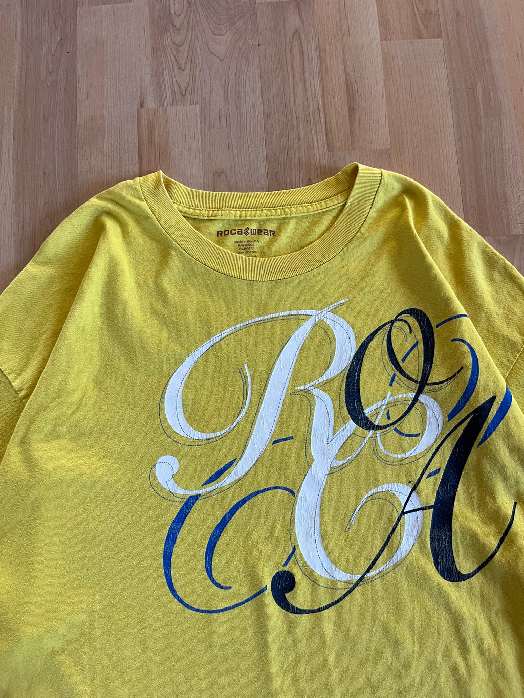 Y2K Yellow Rocawear Ornate Script Heavyweight Grapĥic T-Shirt (XXL)