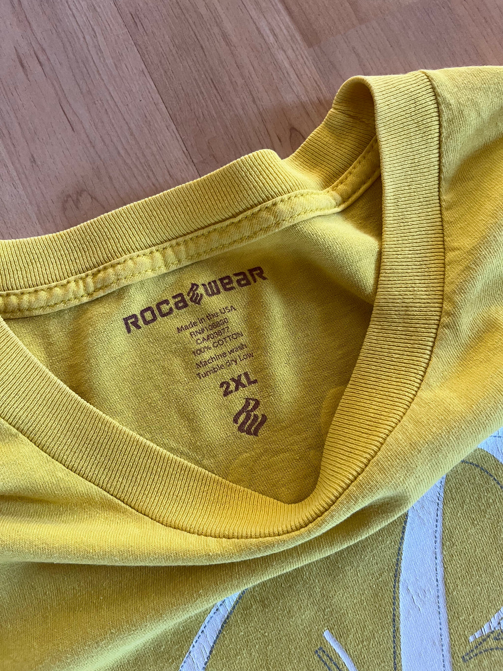 Y2K Yellow Rocawear Ornate Script Heavyweight Grapĥic T-Shirt (XXL)