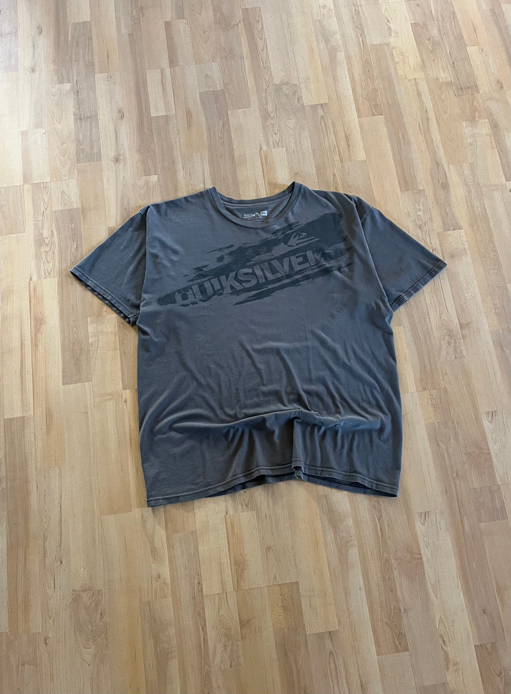 Y2K Charcoal Grey Quiksilver Brushstroke Graphic T-Shirt (XL)