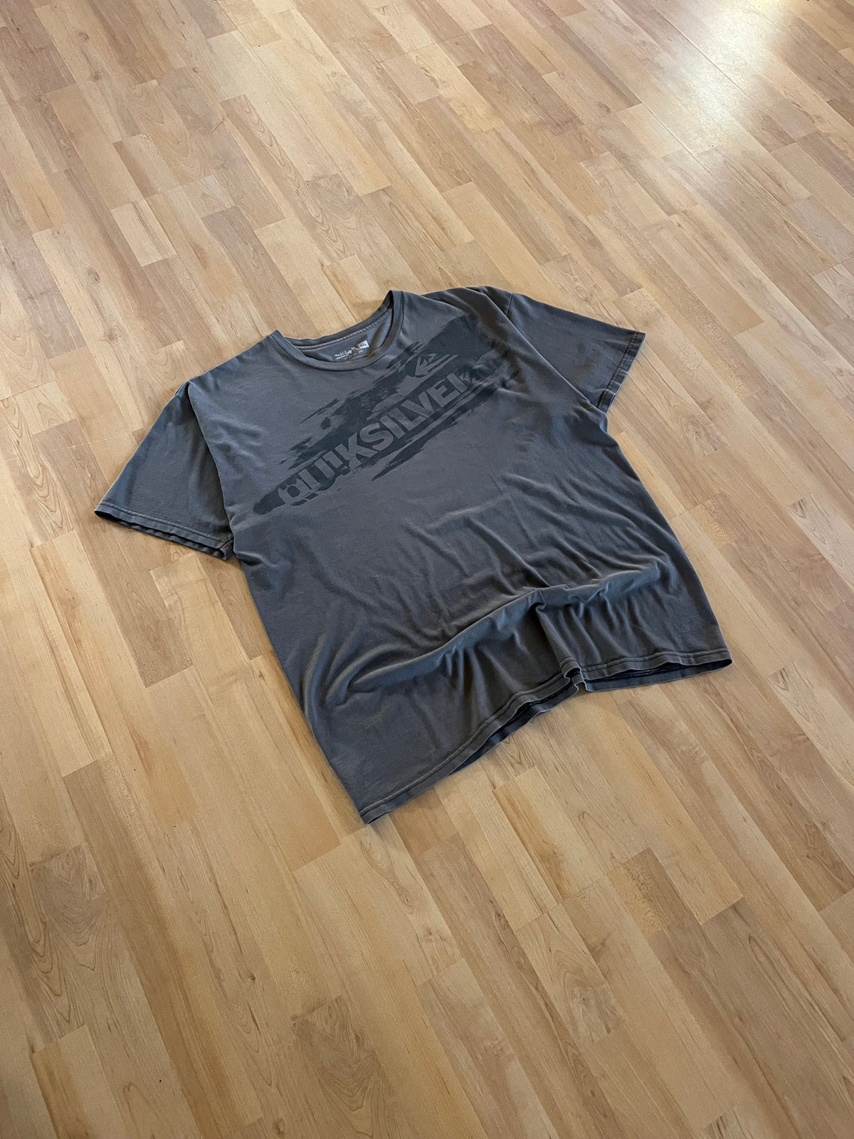 Y2K Charcoal Grey Quiksilver Brushstroke Graphic T-Shirt (XL)