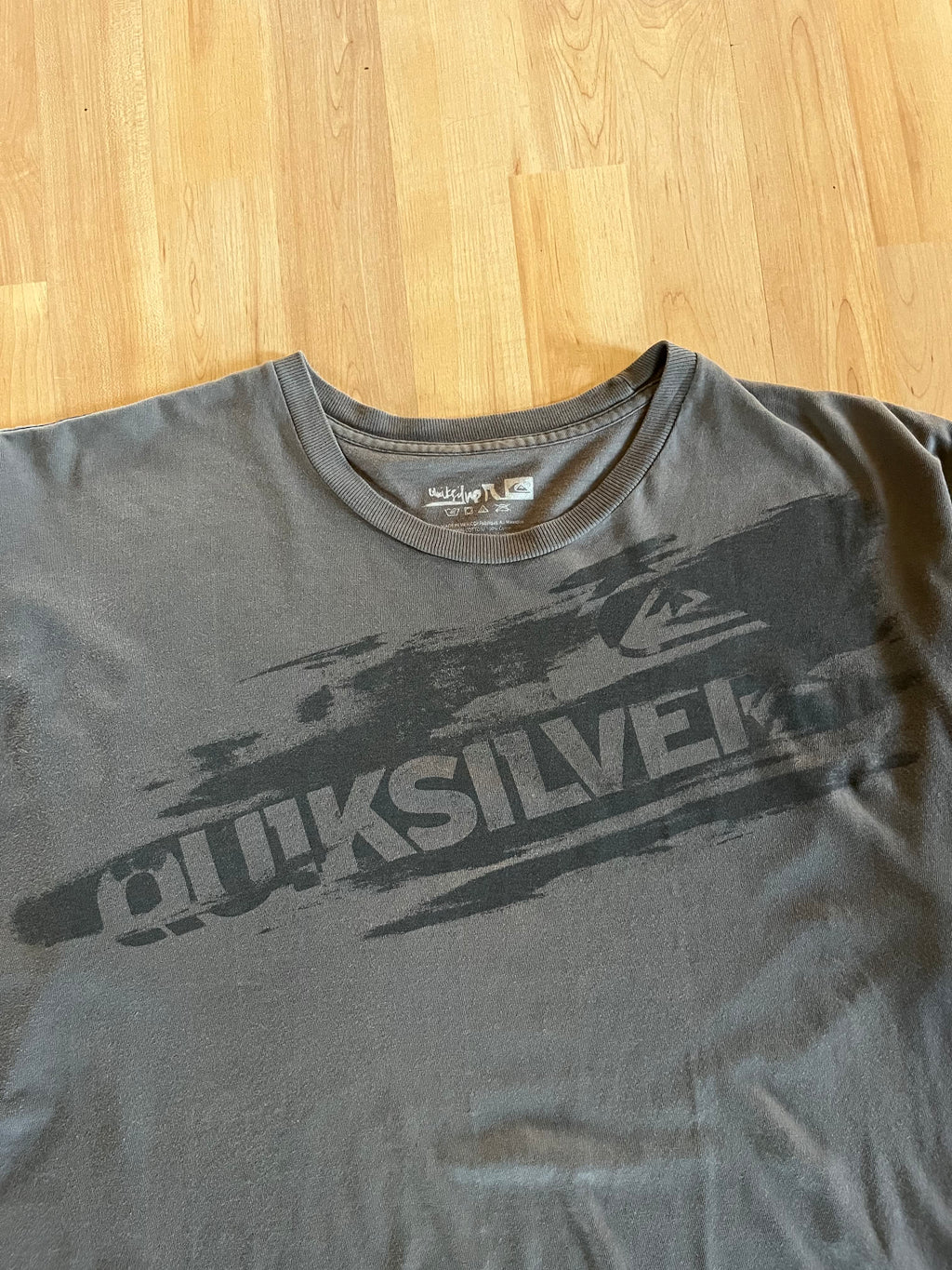 Y2K Charcoal Grey Quiksilver Brushstroke Graphic T-Shirt (XL)