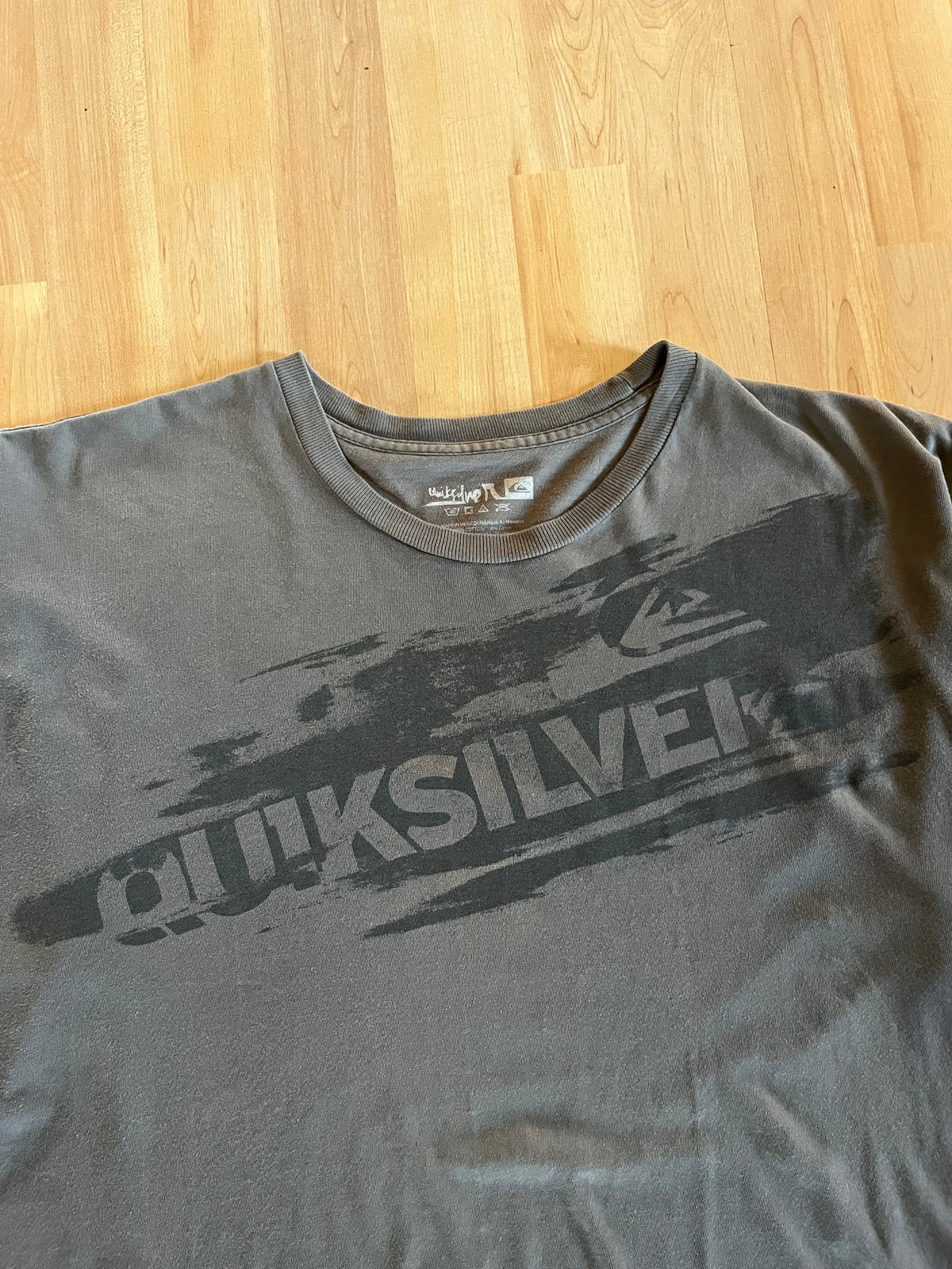 Y2K Charcoal Grey Quiksilver Brushstroke Graphic T-Shirt (XL)
