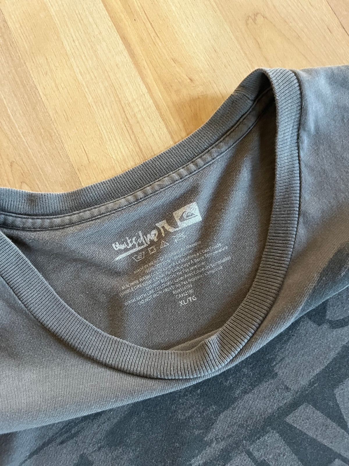 Y2K Charcoal Grey Quiksilver Brushstroke Graphic T-Shirt (XL)