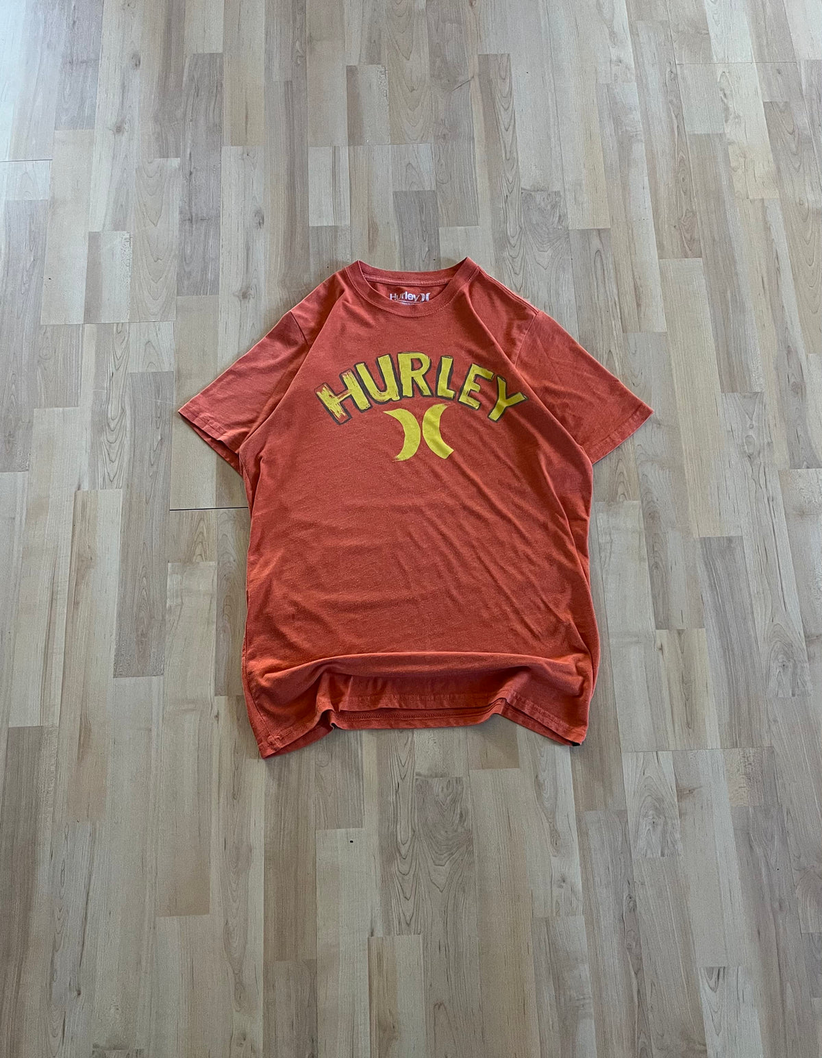 Y2K Rust Orange Hurley Arched Yellow Spellout Graphic T-Shirt (M)