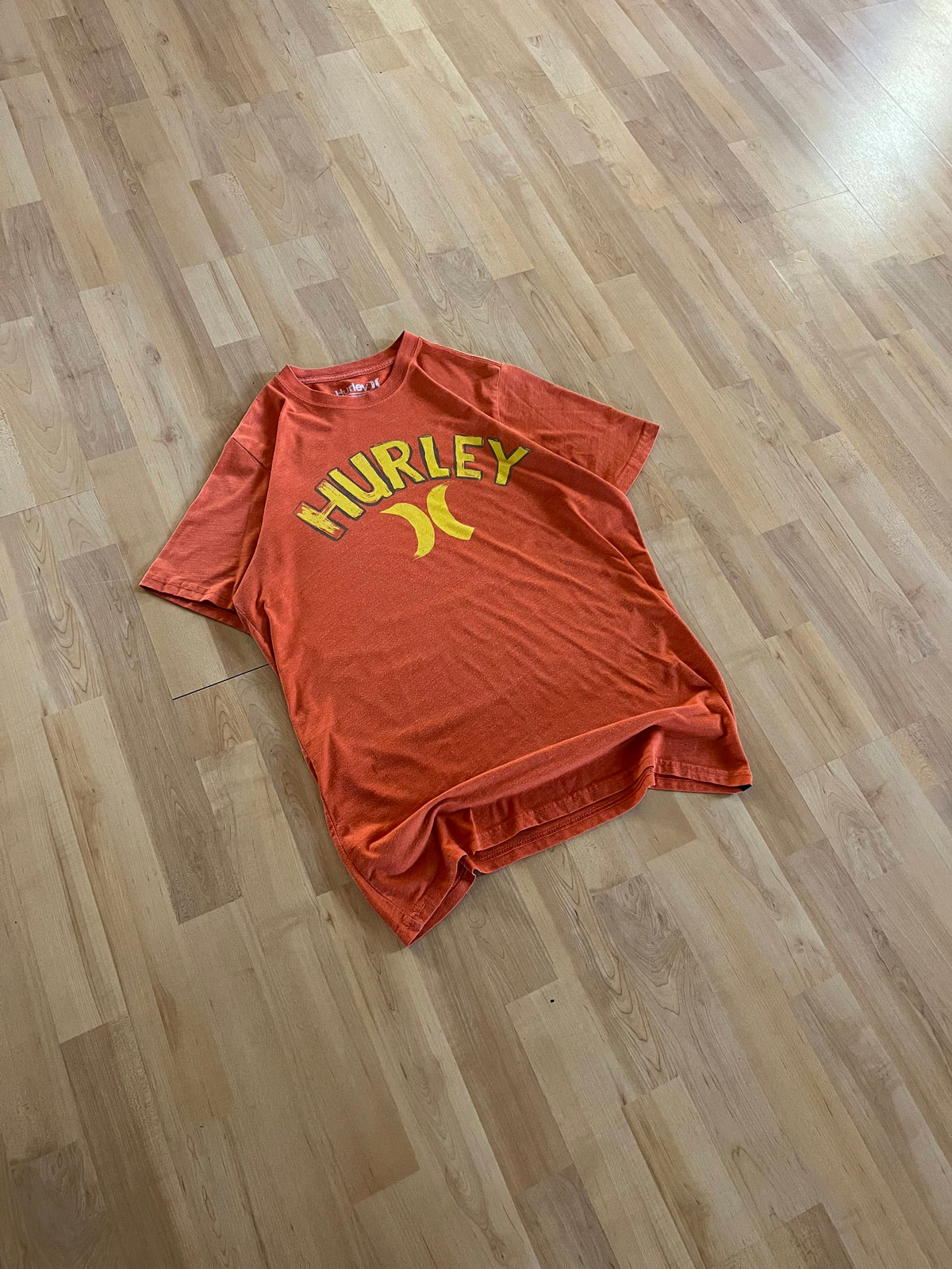Y2K Rust Orange Hurley Arched Yellow Spellout Graphic T-Shirt (M)