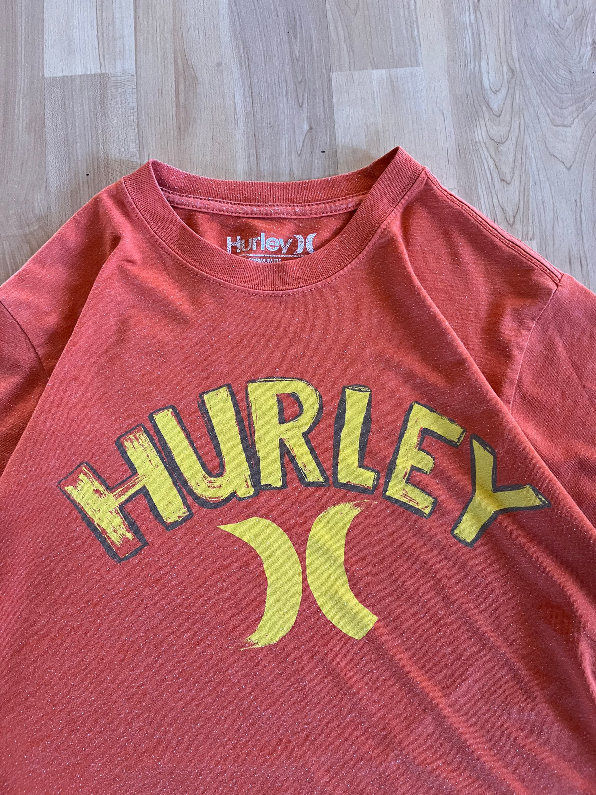 Y2K Rust Orange Hurley Arched Yellow Spellout Graphic T-Shirt (M)
