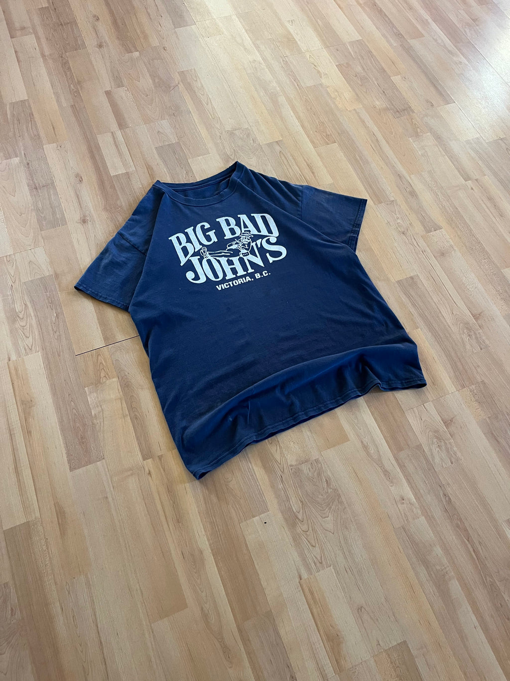 00s Navy Faded Big Bad John's Hillbilly Tavern Graphic Graphic T-Shirt (L)