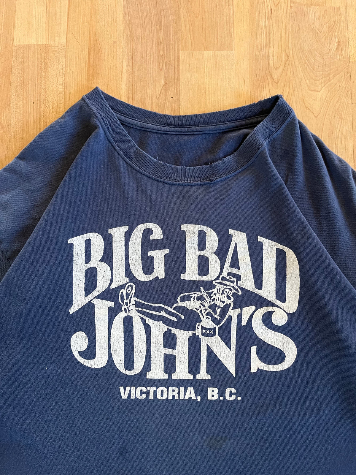 00s Navy Faded Big Bad John's Hillbilly Tavern Graphic Graphic T-Shirt (L)
