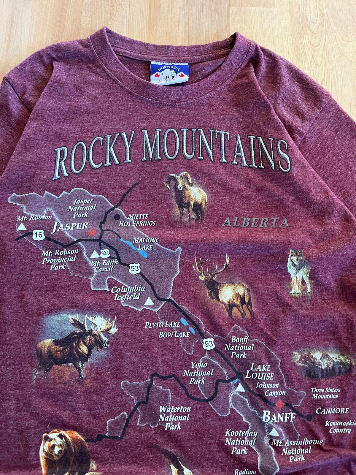 00s Burgundy Rocky Mountains Alberta Wildlife Map Graphic T-Shirt (S)