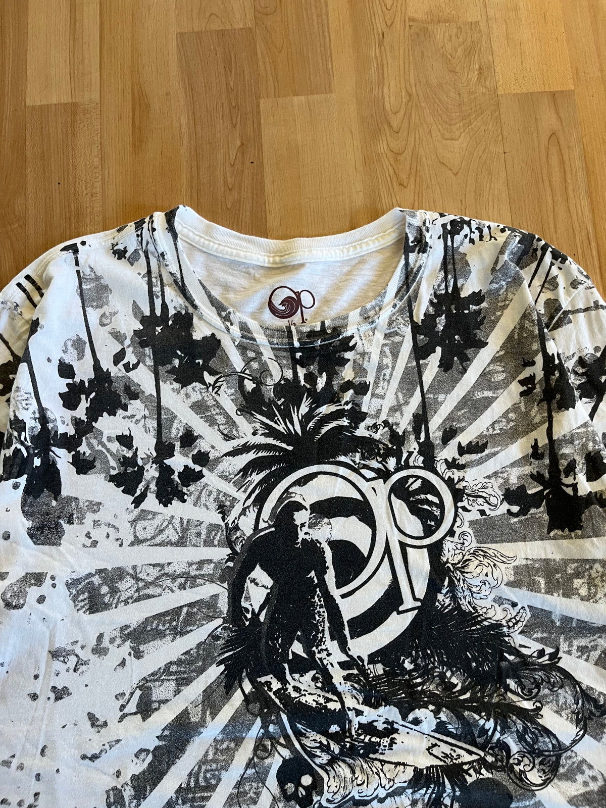 Y2K White & Black Ocean Pacific Sunburst All-Over Print T-Shirt (L)