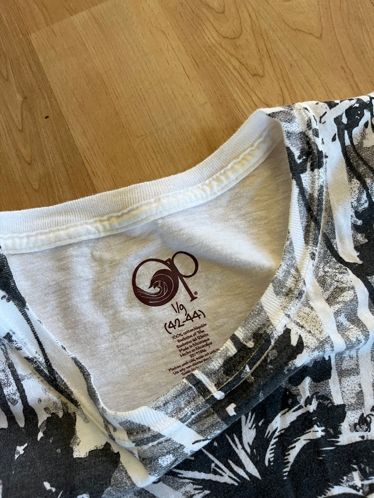 Y2K White & Black Ocean Pacific Sunburst All-Over Print T-Shirt (L)