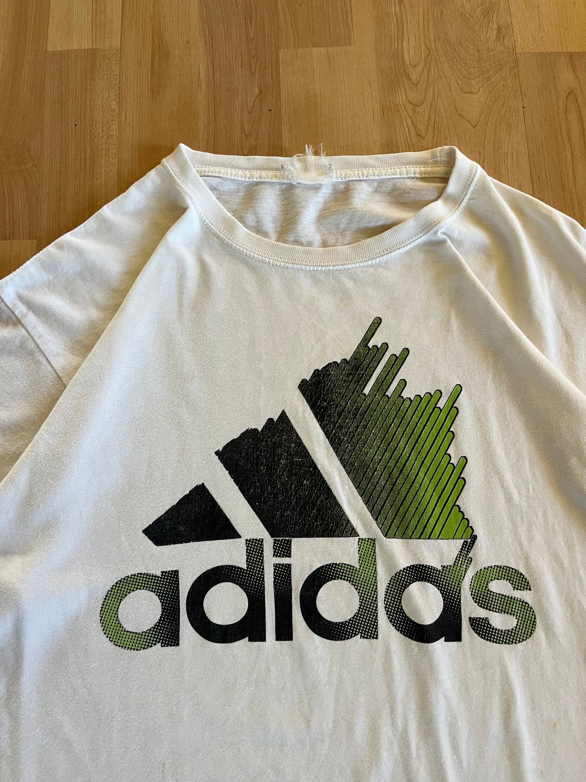 00s White & Green Heavyweight Adidas Gradient Glitch Graphic T-Shirt (M)