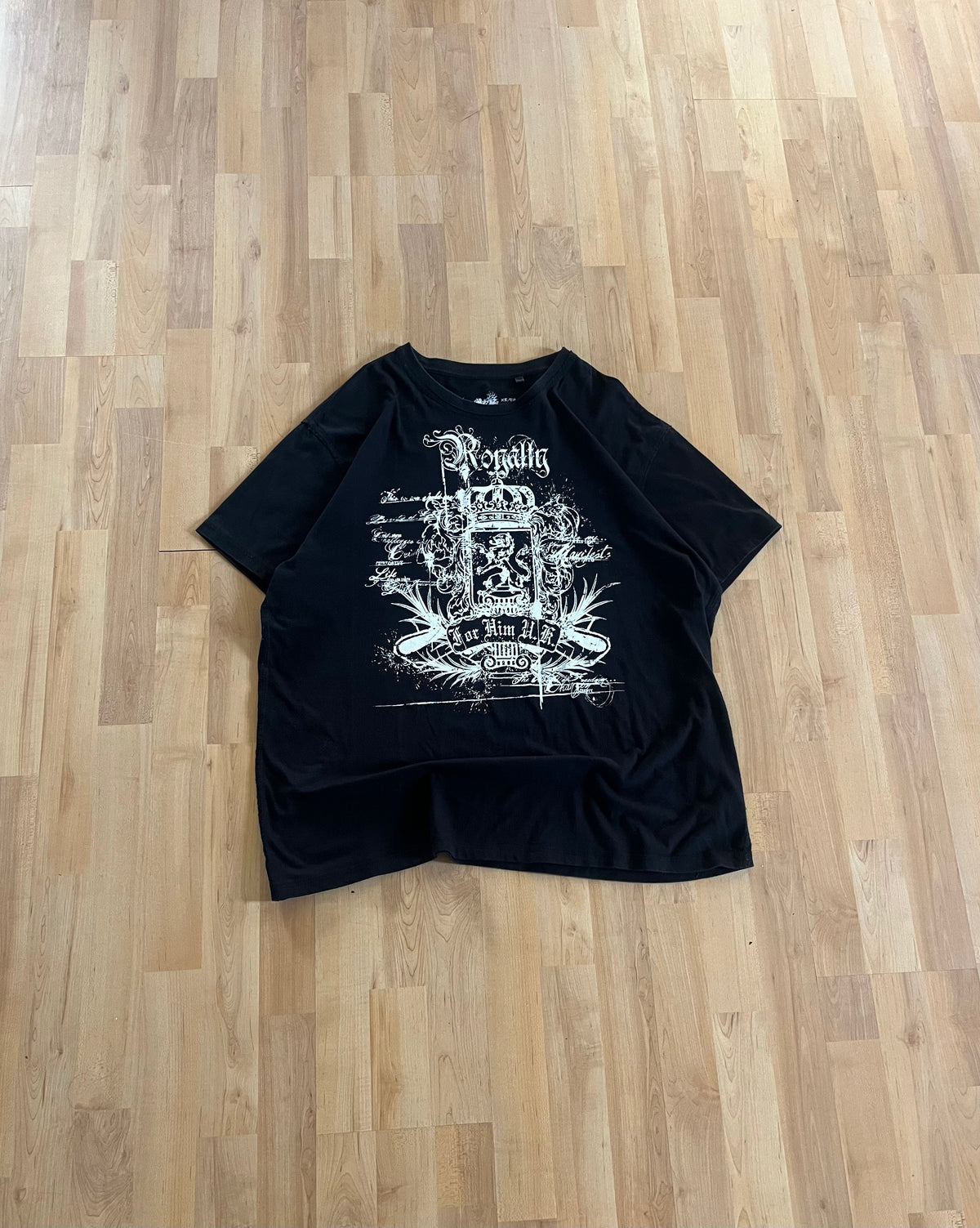 Y2K Black & White Grunge Royalty Armory Graphic T-Shirt (L)