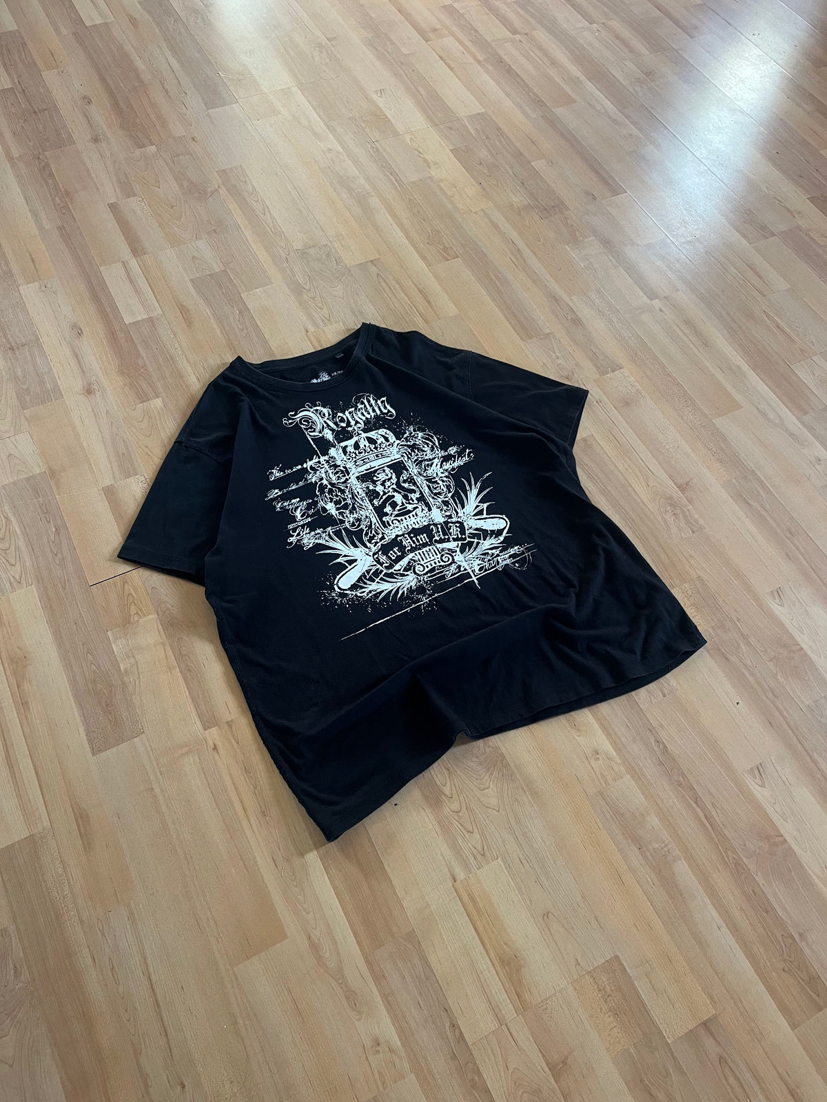 Y2K Black & White Grunge Royalty Armory Graphic T-Shirt (L)