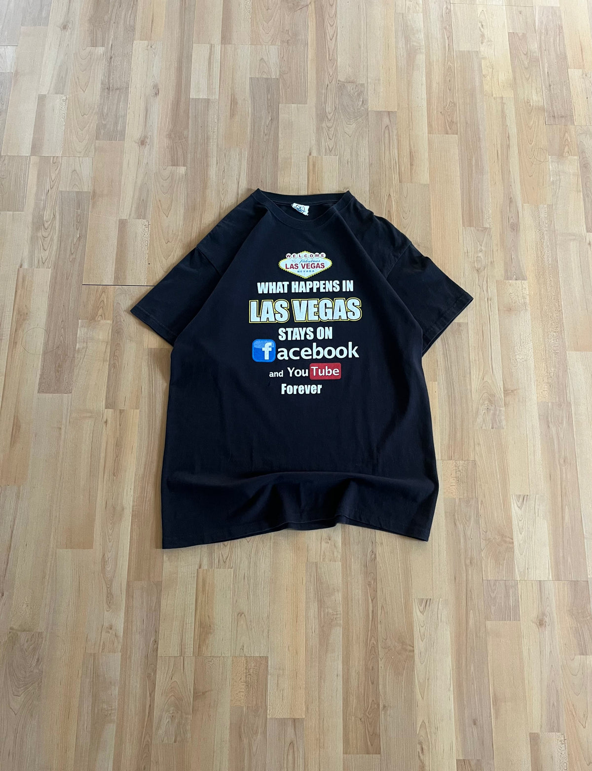 00s Black 'What Happens In Las Vegas' Quote Graphic T-Shirt (L)
