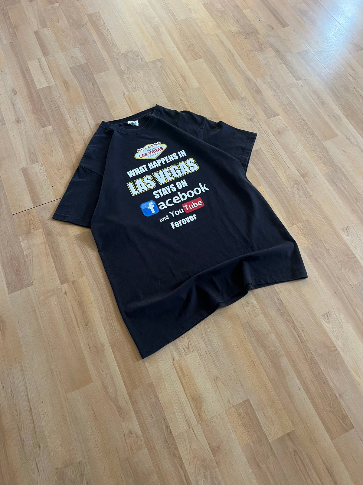 00s Black 'What Happens In Las Vegas' Quote Graphic T-Shirt (L)