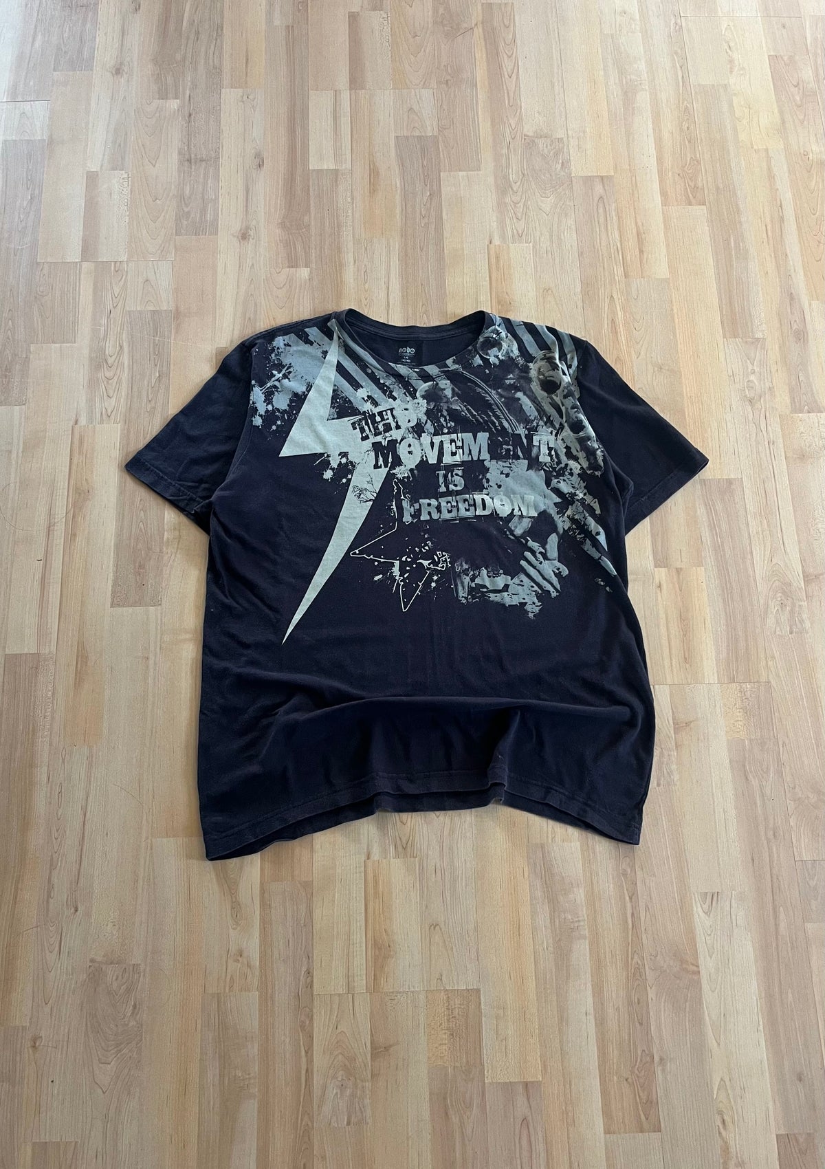 Y2K Black & Beige Nobo 'The Movement Is Freedom' Graphic T-Shirt (L)