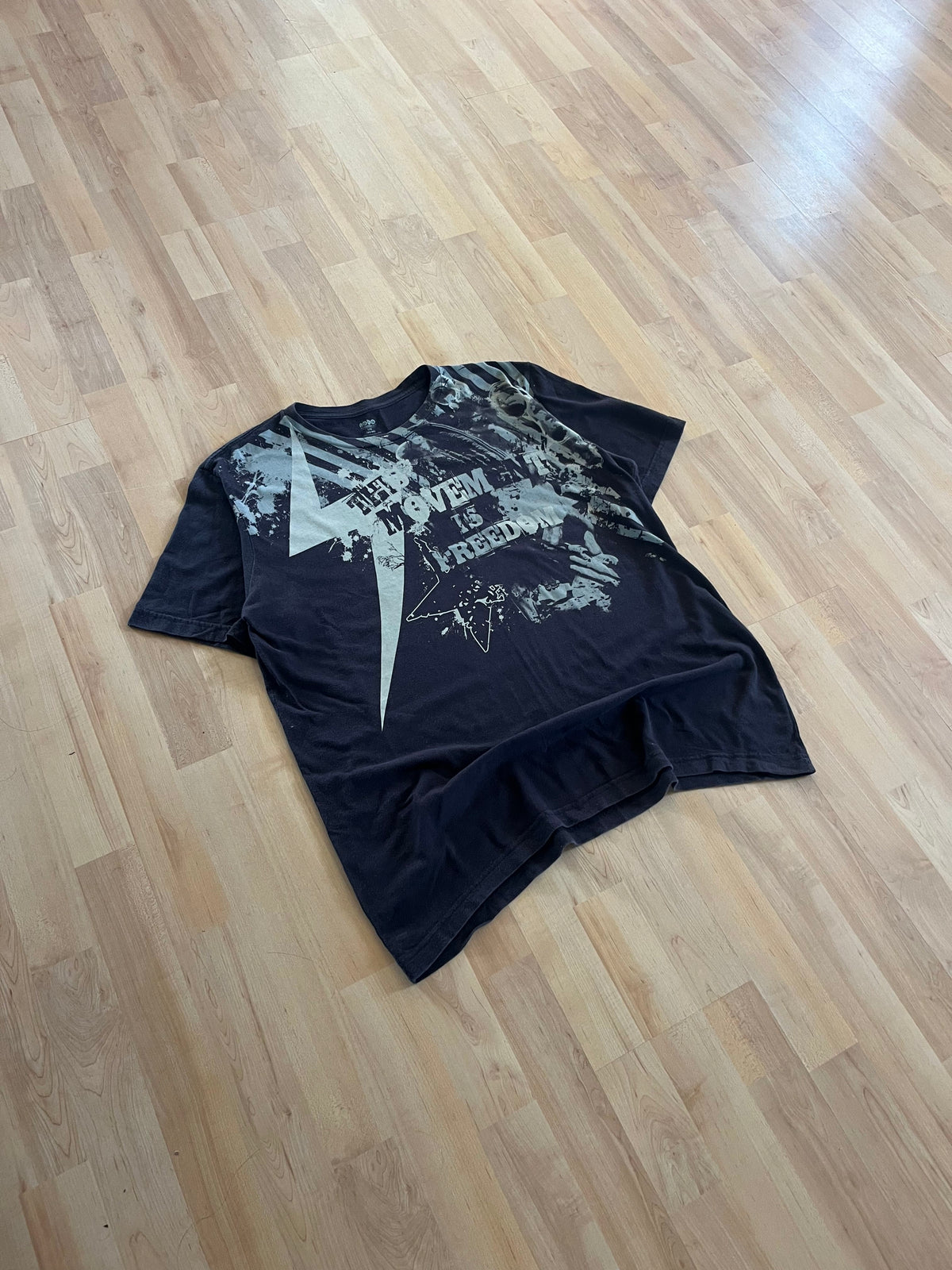 Y2K Black & Beige Nobo 'The Movement Is Freedom' Graphic T-Shirt (L)