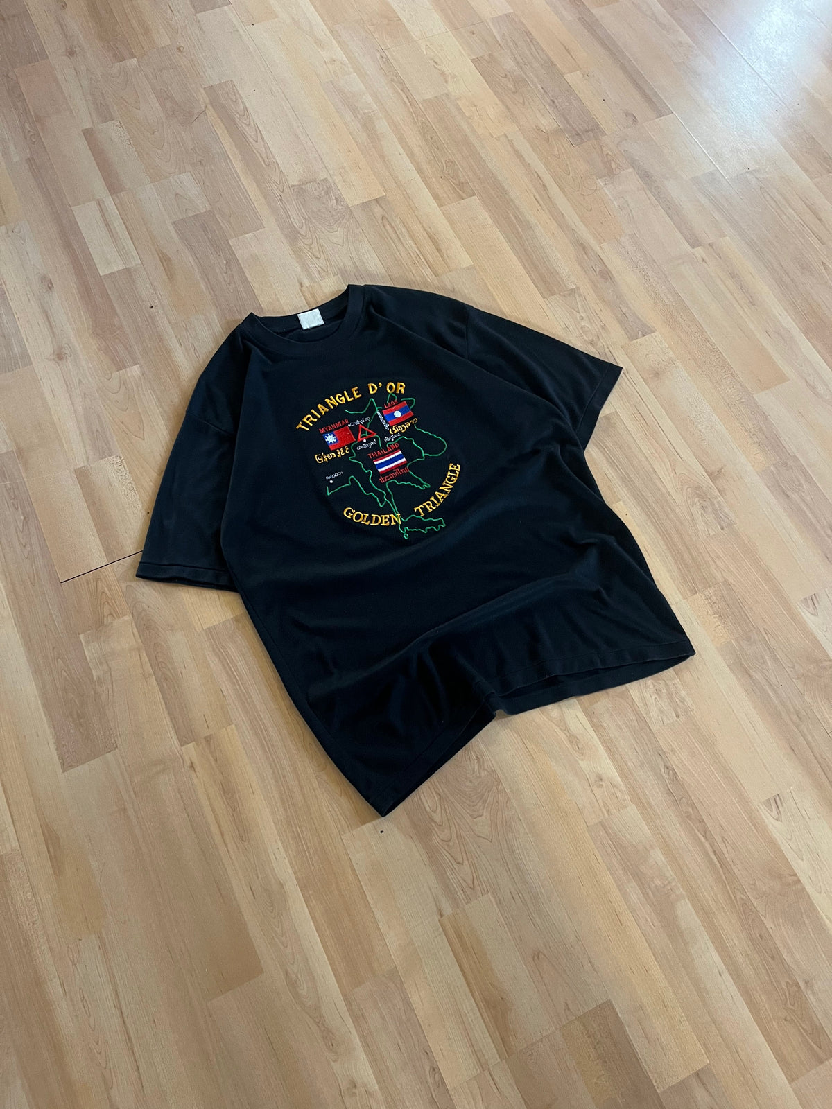 90s Black Single Stitch 'Triangle D'Or' Thailand Embroidered Map T-Shirt (L)