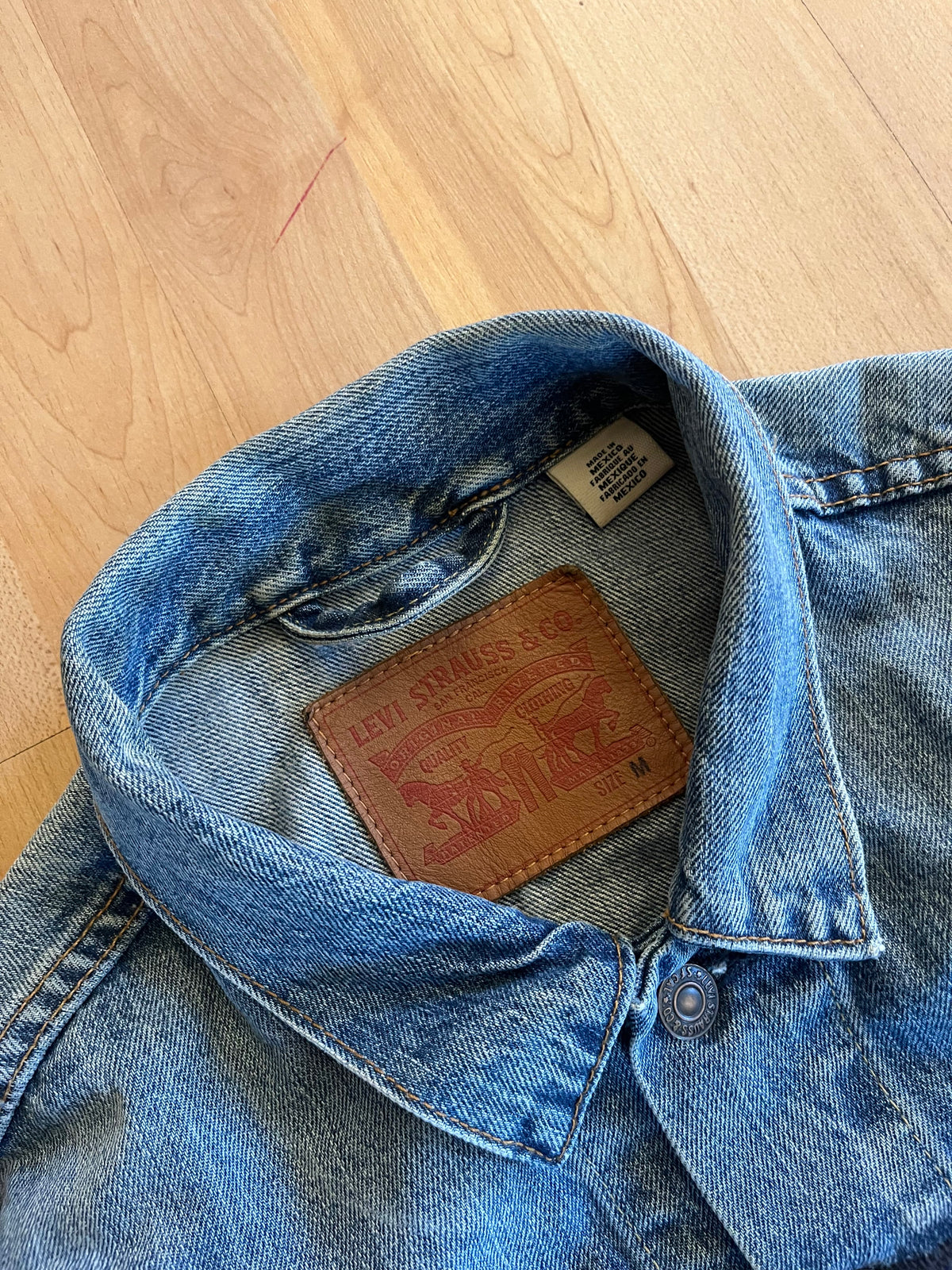 00s Blue Levi's Denim Button-Up Trucker Jacket (M)